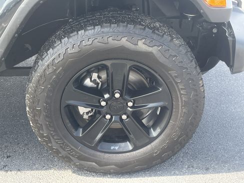 Used 2022 Jeep Wrangler Unlimited Sahara AWD/4WD image 12