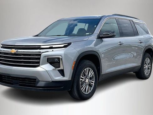 Used 2025 Chevrolet Traverse LT image 2