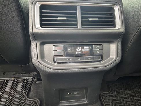 Used 2024 Volkswagen Atlas SE image 25