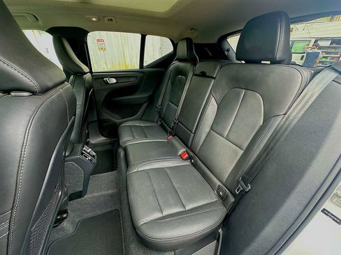 Used 2024 Volvo XC40 B5 Core image 25