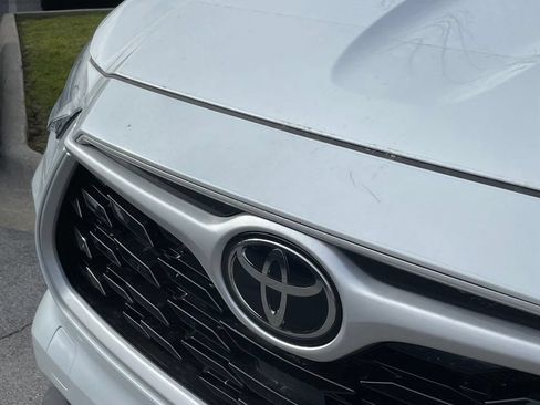 Used 2022 Toyota Highlander XLE AWD/4WD image 4