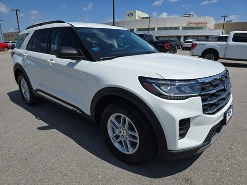 Used 2025 Ford Explorer Active AWD/4WD image 7