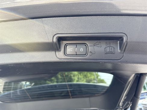 Used 2022 Ford Explorer XLT image 34