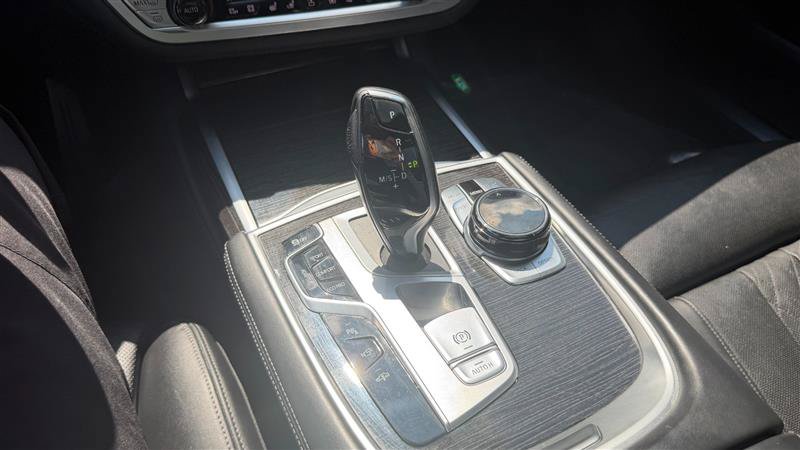 Used 2018 BMW 750i RWD image 38