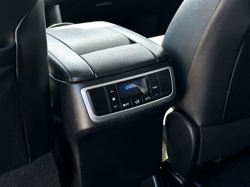Used 2017 Toyota Highlander XLE w/ Carpet Mat Package AWD/4WD image 27