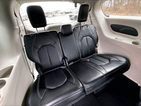 Used 2024 Chrysler Pacifica Touring-L image 28