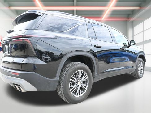 Used 2025 Chevrolet Traverse LT FWD image 3