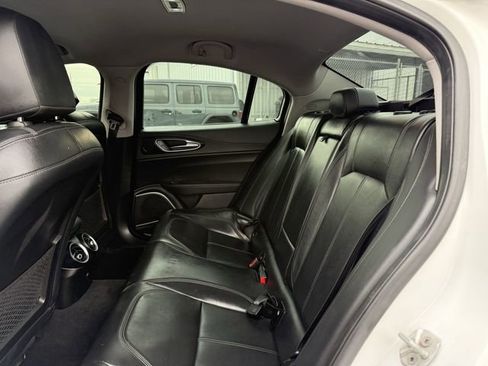Used 2018 Alfa Romeo Giulia Base image 17