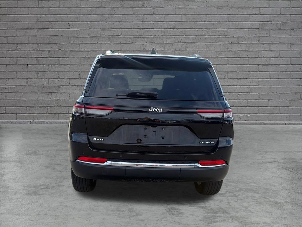Used 2023 Jeep Grand Cherokee Laredo X AWD/4WD image 6