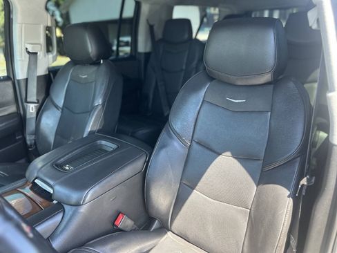 Used 2020 Cadillac Escalade ESV Luxury RWD image 17