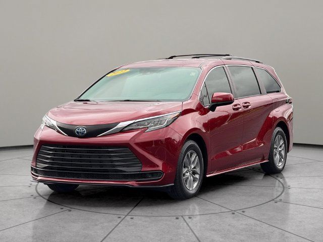 Certified 2022 Toyota Sienna LE FWD image 2