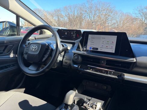 Used 2025 Toyota Prius LE image 32