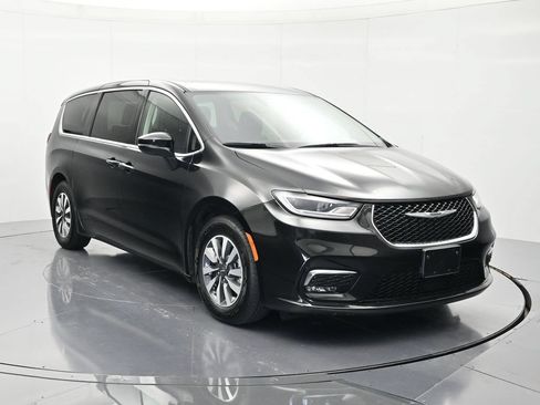 Used 2023 Chrysler Pacifica Touring-L FWD image 3