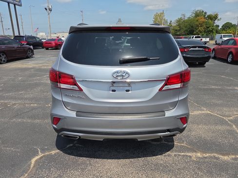 Used 2017 Hyundai Santa Fe SE FWD image 4