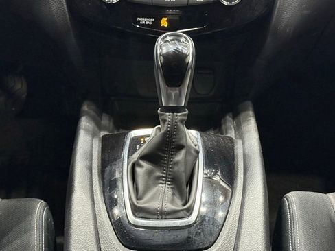 Used 2019 Nissan Rogue SV image 44