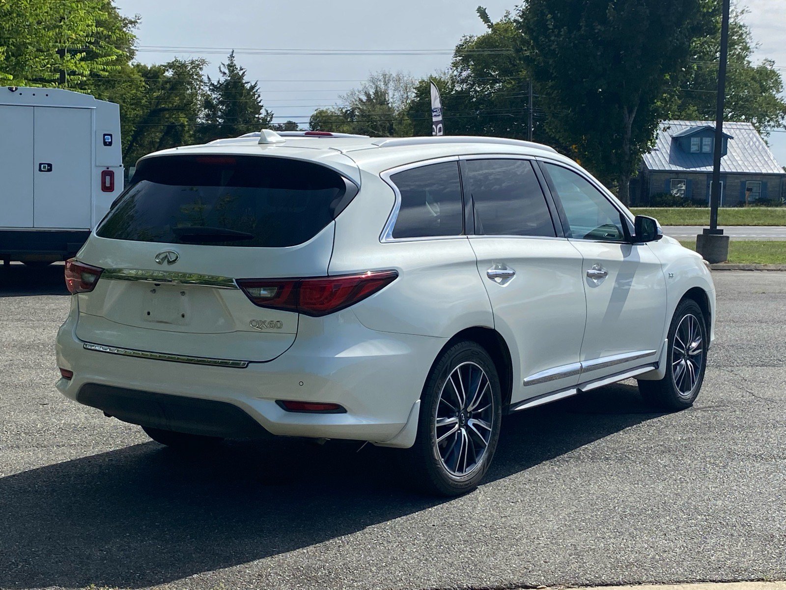 Used 2018 INFINITI QX60 FWD w/ Premium Plus Package image 4