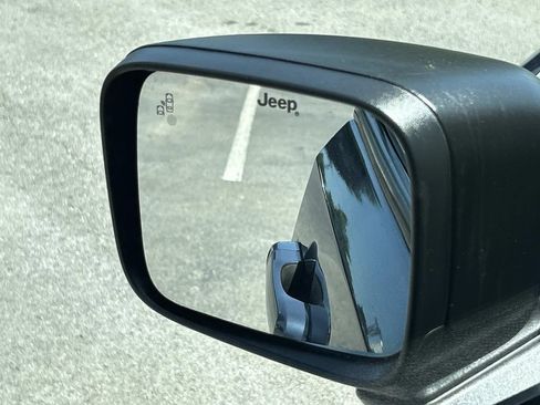 Used 2023 Jeep Renegade Latitude AWD/4WD image 15