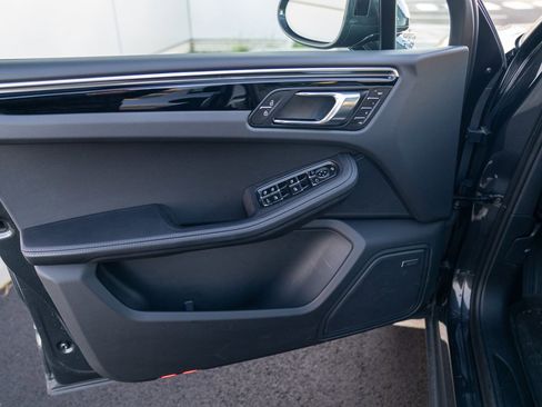 Used 2025 Porsche Macan image 10