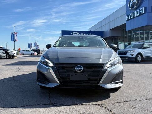 Used 2024 Nissan Altima 2.5 SV image 2