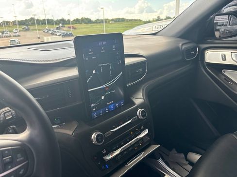 Used 2020 Ford Explorer Platinum w/ Premium Technology Package AWD/4WD image 10