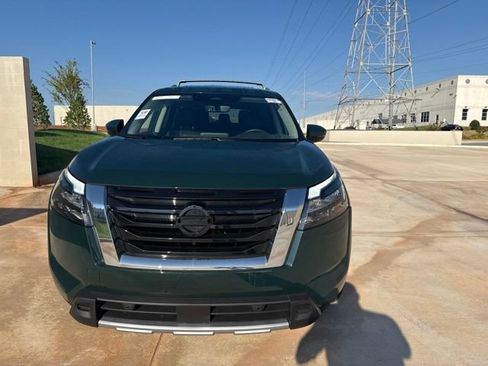 Used 2025 Nissan Pathfinder SL AWD/4WD image 2