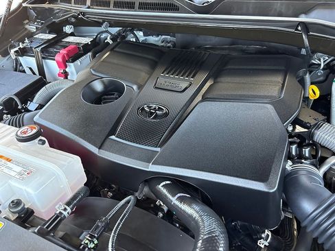 Used 2025 Toyota Tundra Limited AWD/4WD image 31
