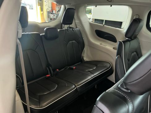 Used 2023 Chrysler Pacifica Limited FWD image 22