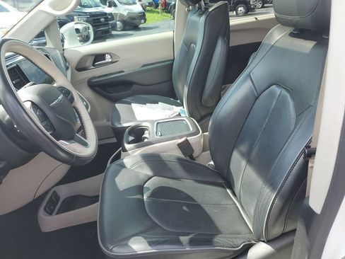 Used 2019 Chrysler Pacifica Limited w/ Tire & Wheel Group FWD image 16