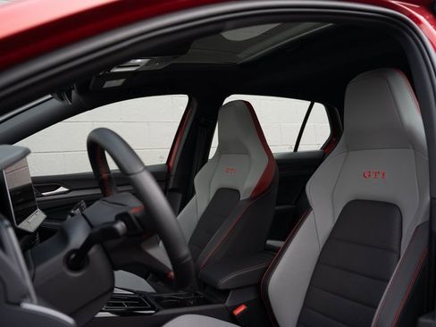 Used 2025 Volkswagen GTI SE image 5