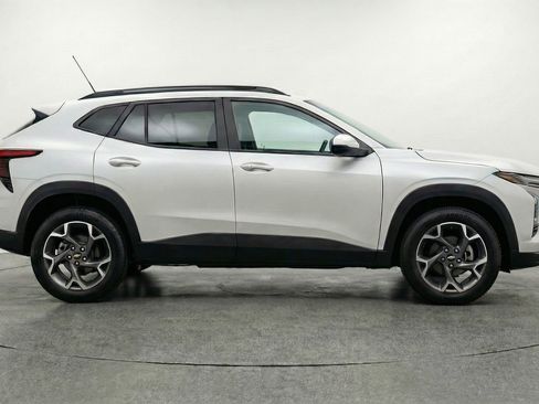 Used 2025 Chevrolet Trax LT FWD image 11