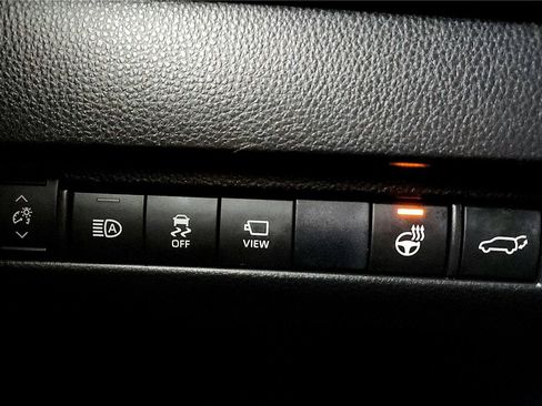 Used 2021 Toyota Venza Limited image 13