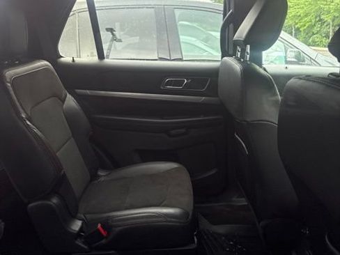 Used 2018 Ford Explorer XLT w/ Equipment Group 202A AWD/4WD image 7