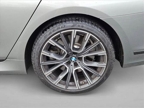 Used 2022 BMW 750i xDrive w/ M Sport Package image 23