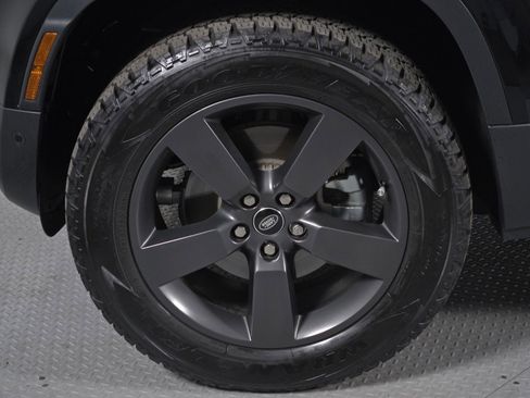 Used 2025 Land Rover Defender 110 S image 9