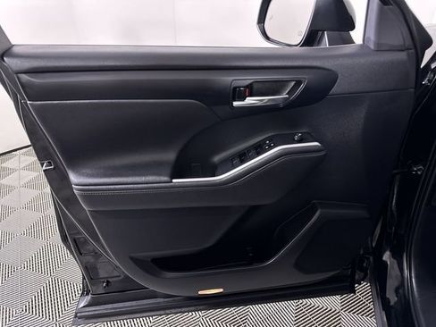 Used 2023 Toyota Highlander XLE image 25