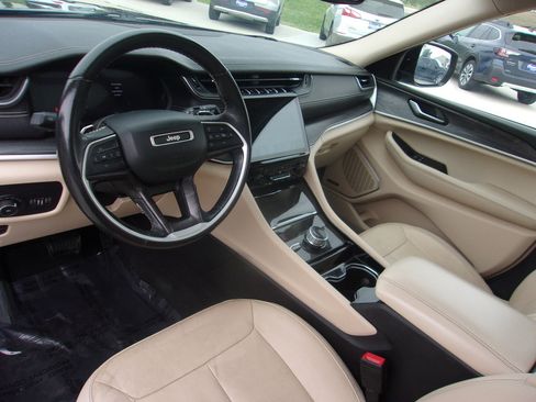 Used 2022 Jeep Grand Cherokee L Limited AWD/4WD image 11