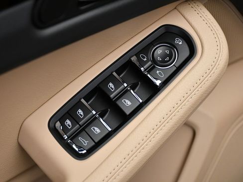 Used 2025 Porsche Macan image 36