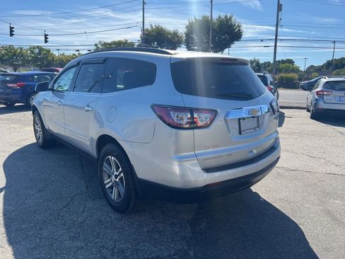 Used 2017 Chevrolet Traverse LT image 3