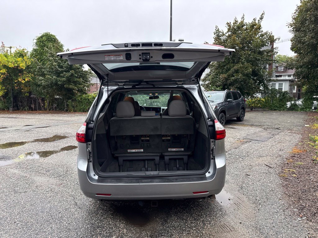 Used 2017 Toyota Sienna AWD image 6