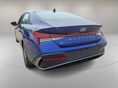 Used 2024 Hyundai Elantra SEL FWD image 8