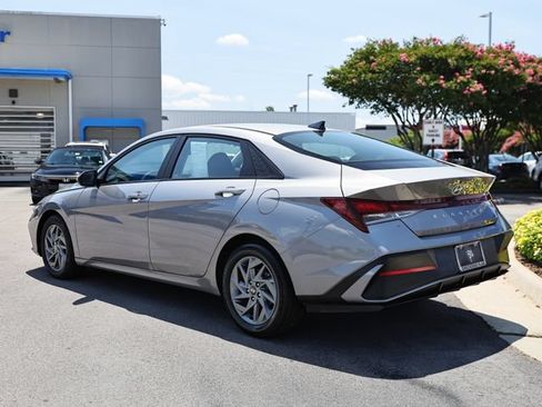 Used 2024 Hyundai Elantra SEL FWD image 5