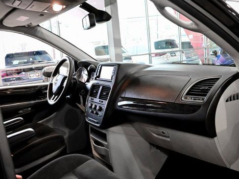 Used 2019 Dodge Grand Caravan SE w/ UConnect Hands-Free Group image 24
