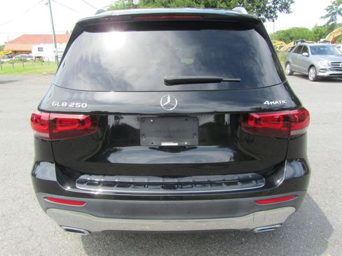 Used 2020 Mercedes-Benz GLB 250 4MATIC w/ Premium Package image 9