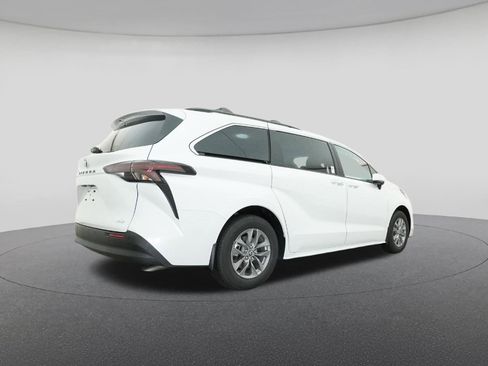 New 2026 Toyota Sienna XLE FWD image 25