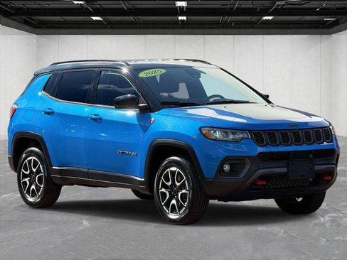 Certified 2025 Jeep Compass Trailhawk AWD/4WD image 3