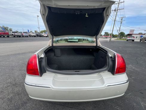 Used 2007 Lincoln Town Car Designer Series RWD image 15