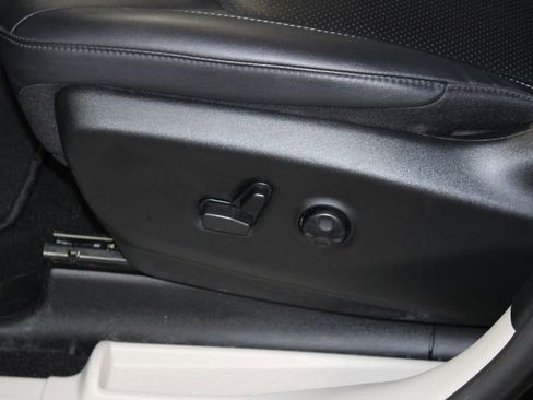 Used 2024 Chrysler Pacifica Touring-L image 19