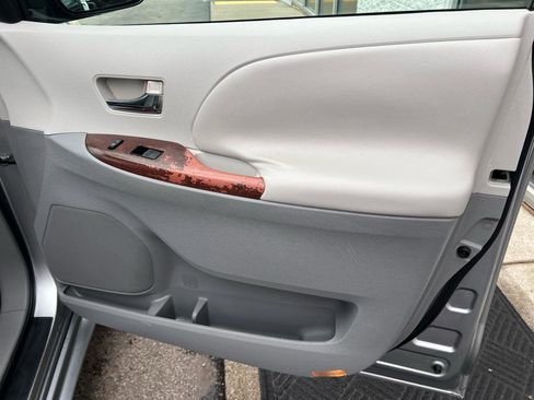 Used 2011 Toyota Sienna XLE w/ Entertainment Pkg FWD image 18