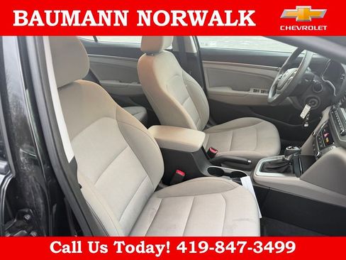 Used 2017 Hyundai Elantra SE image 21