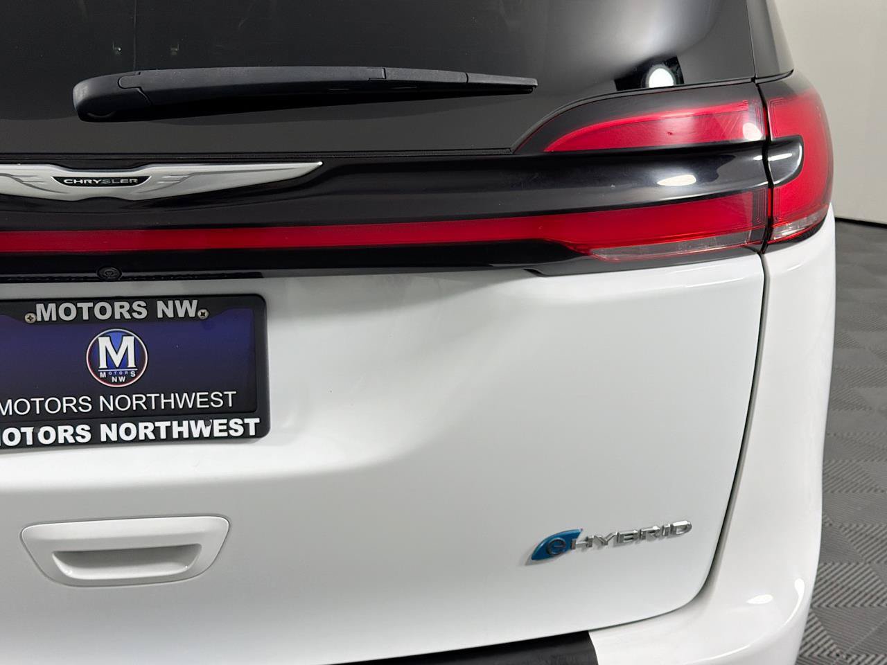 Used 2024 Chrysler Pacifica Limited FWD image 23